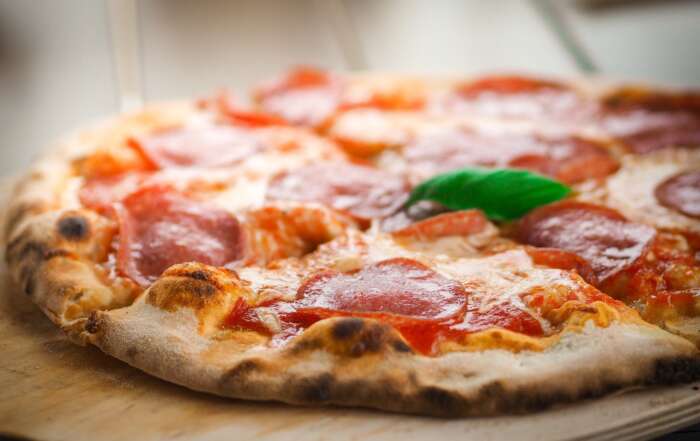 Low-Calorie Italian Cheese Pizza with Pepperoni Recipe low-calorie-cheese-pizza-with-pepperoni