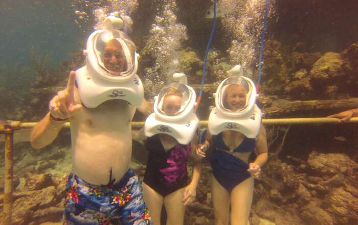 18 Wonderful Photos of Walking on the Caribbean Sea Floor Standing on the Ocean Floor