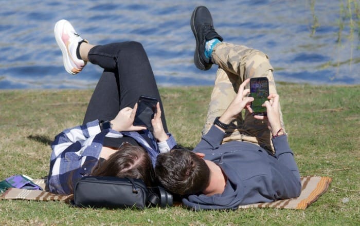 couple grass phone distance